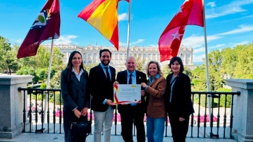 Fotografía del acto de entrega del diploma en el Ministerio, con la delegación del Ayuntamiento de Monzón.