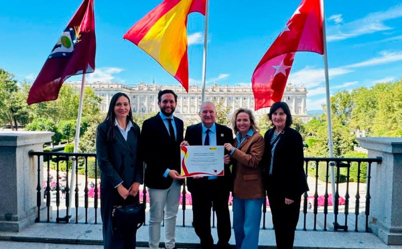 Fotografía del acto de entrega del diploma en el Ministerio, con la delegación del Ayuntamiento de Monzón.