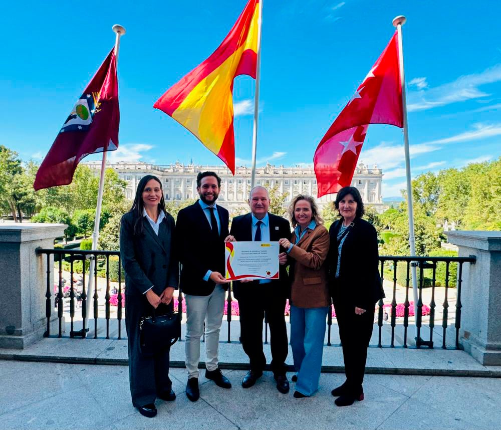 Fotografía del acto de entrega del diploma en el Ministerio, con la delegación del Ayuntamiento de Monzón.